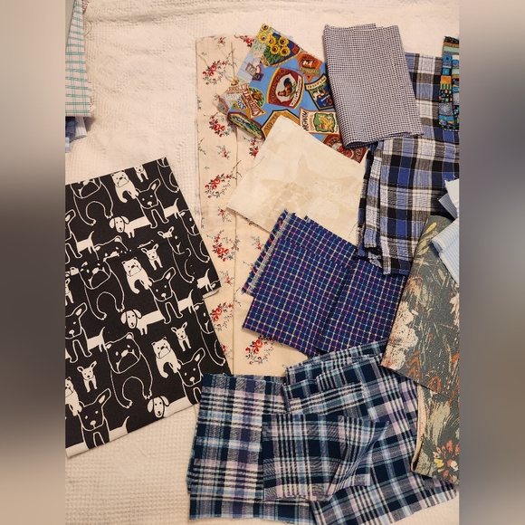 Cotton fabric scraps, assorted sizes and prints. - Picture 5 of 7